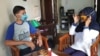 Marker transparan memudahkan siapapun untuk berkomunikasi dengan bisu tuli, Yogyakarta, 18 April 2020. (Foto: Nurhadi Sucahyo/VOA)