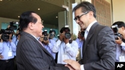 Cambodian Foreign Minister Hor Namhong, left, shakes hands with his counterpart Marty Natalegawa of Indonesia, before a meeting in Phnom Penh, on Monday.