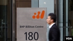 Pintu depan kantor pusat BHP Billiton, salah satu perusahaan tambang Australia terbesar, di pusat kota Melbourne. (foto: dok)