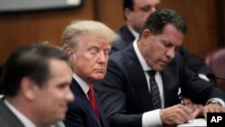 Trump em tribunal ladeado pelos seus advogados
