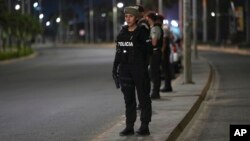 ARCHIVO - La policía vigila durante el inicio de un toque de queda decretado para reducir la ola de violencia, en Manta, provincia de Manabí, Ecuador, el 24 de julio de 2023.