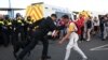 Arhiva -Policajac zaustavlja demonstranta tokom demonstracija koje su sazvali ekstremno desničarski aktivisti u Vejmutu, na jugozapadnoj obali Engleske, gde je privezana barža za smeštaj migranata Bibi Stokholm, 4. avgusta 2024.