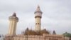 Des pèlerins à la grande mosquée lors du Magal, à Touba, Sénégal, 8 novembre 2017. (VOA/Seydina Aba Gueye)