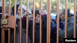 Personas aguardan tras la valla de una morgue, cerca de los cuerpos de palestinos muertos en ataques israelíes en Al-Mawasi, donde desplazados se refugian. EEUU ha dicho que respalda las acciones de Israel en la Franja de Gaza.