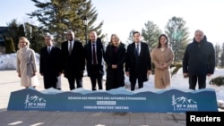 Los principales diplomáticos del Reino Unido, Canadá, Francia, Alemania, Italia, Japón y Estados Unidos reunidos en Charlevoix, Quebec, Canadá el 13 de marzo de 2025.