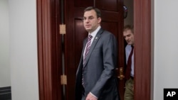 Anggota Kongres dari Partai Republik, Justin Amash, keluar dari Capitol Hill di Washington, 28 Maret 2017.
