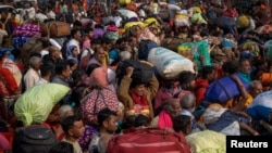 Para peziarah berupaya memasuki stasiun New Delhi usai mengikuti festival Hindu akbar Maha Kumbh Mela sehari setelah desak-desakan fatal di Prayagraj, India, 30 Januari 2025. (Foto: Adnan Abidi/Reuters)