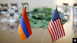 Հայաստանի Հանրապետության և Ամերիկայի Միացյալ Նահանգների դրոշներ