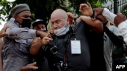 El fotógrafo de AP, el español Ramón Espinosa, es agredido por la policía mientras cubría una manifestación contra el presidente cubano Miguel Díaz-Canel en La Habana, el 11 de julio de 2021.