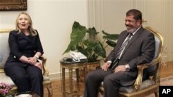Menlu AS Hillary Clinton (kiri) melakukan pembicaraan dengan Presiden Mesir, Mohammed Morsi di Istana Presiden di Kairo, Sabtu (14/7). 