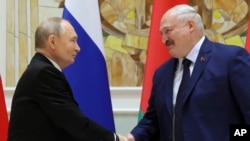 Rossiya Prezidenti Vladimir Putin (chapda) Belarus rahbari Aleksandr Lukashenko bilan