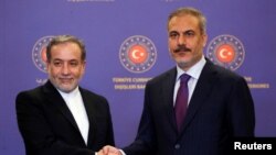 Türkiyə xarici işlər naziri Hakan Fidan və onun iranlı həmkarı Abbas Əraqçi. İstanbul, Türkiyə. 19 oktyabr, 2024. 