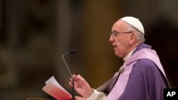 Le Pape François durant une liturgie pénitentielle dans la basilique Saint-Pierre au Vatican, le 4 Mars, 2016.
Source : Afp