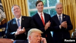El presidente Donald Trump participa en una llamada tripartita con los líderes de Israel y Sudán para tratar los pasos iniciales de un acuerdos entre esas dos naciones, con la medición de EE.UU. el 23 de octubre de 2020.