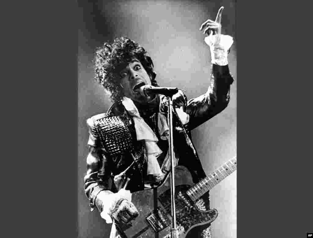 Prince tampil dalam konser di Riverfront Coliseum dalam Tur Purple Rain di Cincinnati, Ohio, 1985. (AP/Rob Burns)