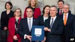 Ministar inostranih poslova Makedonije Nikola Dimitrov i generalni sekretar NATO-a Jens Stoltenberg posle potpisivanja Pristupnog protokola između Makedonije i Alijanse, 6. februar 2019.