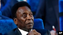 Dalam sebuah foto yang diambil pada 1 Desember 2017, legenda sepak bola asal Brazil Pele tampak menghadiri pengundian Piala Dunia 2018 yang dilaksanakan di Kremlin, Moskow, Rusia. (Foto: Associated Press/Alexander Zemlianichenko)