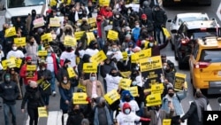 Dueños de bares y restaurante, así como empleados, marchan en Nueva York en respaldo a la industria de los restaurantes en diciembre. Una nueva prohibición al servicio bajo techo fue adoptada por funcionarios tratando de detener el avance del coronavirus.