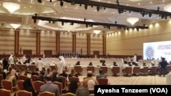 Puluhan warga Afghanistan, termasuk para aktivis perempuan, menghadiri pembicaraan damai dengan Taliban, 7 Juli 2019.