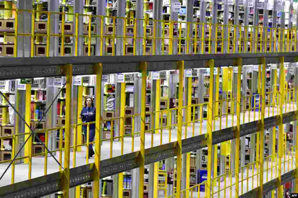 Pusat logistik Amazon di San Fernando de Henares, dekat Madrid, Spanyol menjelang "Black Friday" (diskon akhir tahun besar-besaran).