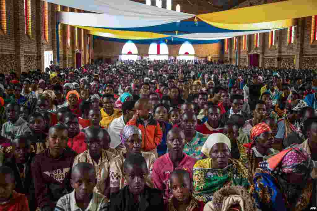Devotos católicos asisten a la misa de Pascua en la parroquia Saint Aloys d'Ijenda en Ijenda, Burundi, el 4 de abril de 2021.