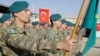 ARHIVA - Turski vojnik u sklopu NATO misije u Avganistanu drži zastavu tokom primopredaje dužnosti u kampu Dogan u Kabulu, 2012. godine (Foto: AP/Musadeq Sadeq) 
