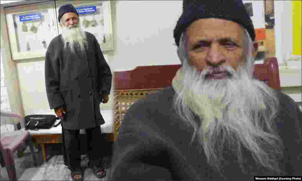  ایدھی صاحب سادگی کا پیکر تھے۔ یہ سادگی اس تصویر میں بھی نمایاں ہے۔ سادہ سی عام چپلیں، سادہ سا لباس۔ ایک ہی طرز کے لباس میں انہوں نے 70 سال سے زائد کا عرصہ بسر کیا