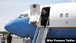 El secretario de Estado, Mike Pompeo, llegó el martes 25 de agosto de 2020 a Sudán, como parte de una gira que realiza por Medio Oriente. [Foto tomada de la cuenta de Twiiter del secretario de Estado, Mike Pompeo]