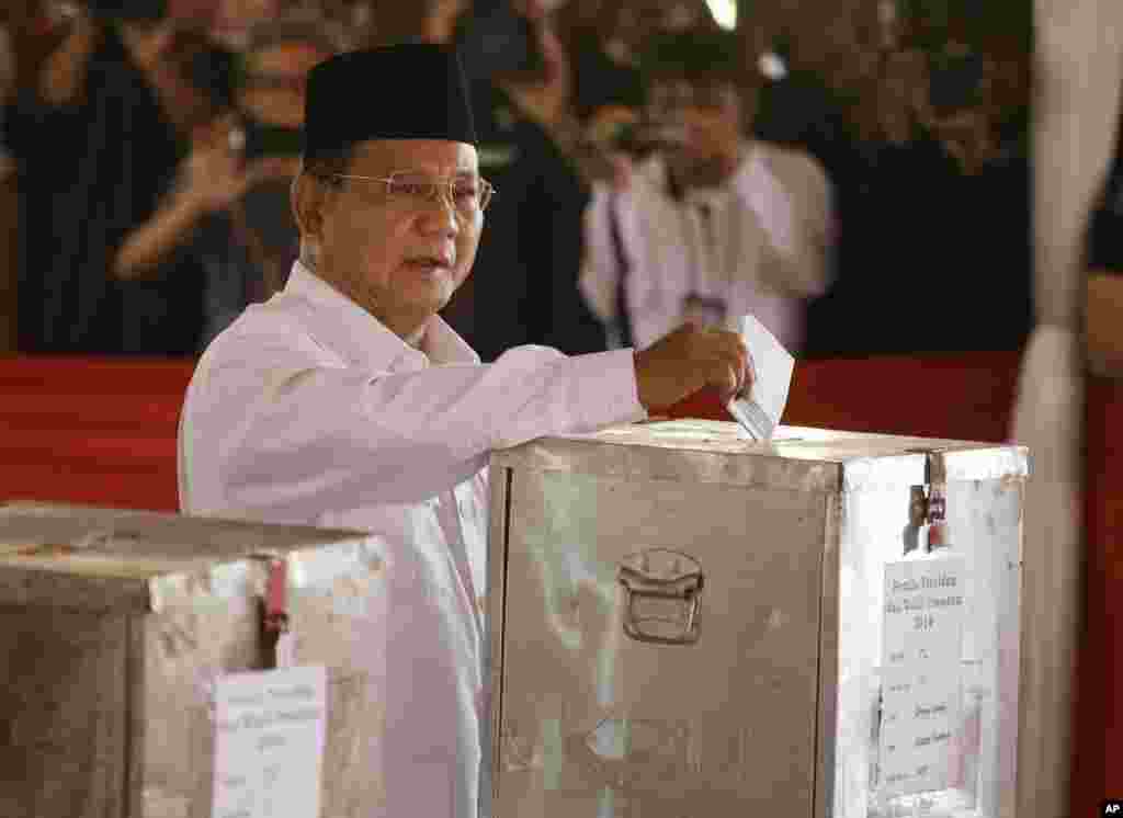 Kandidat presiden Prabowo Subianto memberikan suaranya dalam pemilihan presiden di TPS Bojong Koneng, Bogor (9/7). (AP/Achmad Ibrahim)
