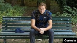 El opositor Alexei Navalny sentado en una banca en Berlín, Alemania, en esta foto obtenida de las redes sociales.