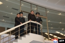Pemimpin Korea Utara Kim Jong Un mengunjungi Pusat Kontrol Umum Direktorat Teknologi Dirgantara Nasional Korea Pyongyang, sehari setelah peluncuran roket yang membawa satelit pengintai 'Malligyong-1' di Pyongyang. (Foto: via AFP)