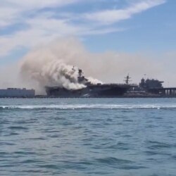 El humo se eleva de un incendio a bordo del buque de asalto anfibio de la Marina de EE.UU. USS Bonhomme Richard en la Base Naval San Diego, California, EE.UU., 12 de julio de 2020 en esta imagen obtenida de las redes sociales.