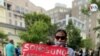 Una mujer hispana participa en las recientes protestas civiles en EE.UU., durante las cuales se puso a un lado el distanciamieno social.