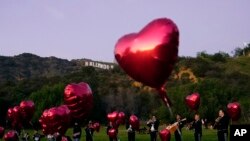 Una banda de mariachis espera a que comience una ceremonia de pedido de matrimonio en Lake Hollywood Park en Los Ángeles, el Día de San Valentín, el 14 de febrero de 2022..