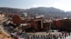 Manifestantes protestan contra la respuesta del gobierno a la pandemia de COVID-19 en La Paz, Bolivia, el martes 14 de julio de 2020.