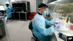 El estudio examinó muestras de sangre de antes de la pandemia de personas que habían sufrido previamente de un resfrío común.