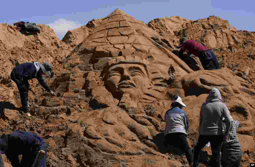 Este año, 250 artistas de Bolivia, Perú y Argentina han trabajado 25 esculturas, la mayoría de temática religiosa, en los arenales de Cochiraya, en los suburbios de la ciudad que está a 190 kilómetros de La Paz.