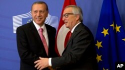 Presiden Turki Recep Tayyip Erdogan (kiri) bersama Presiden Komisi Eropa Jean-Claude Juncker seberlum pertemuan di kantor pusat Uni Eropa di Brussels, Belgia (5/10). (AP/Virginia Mayo)