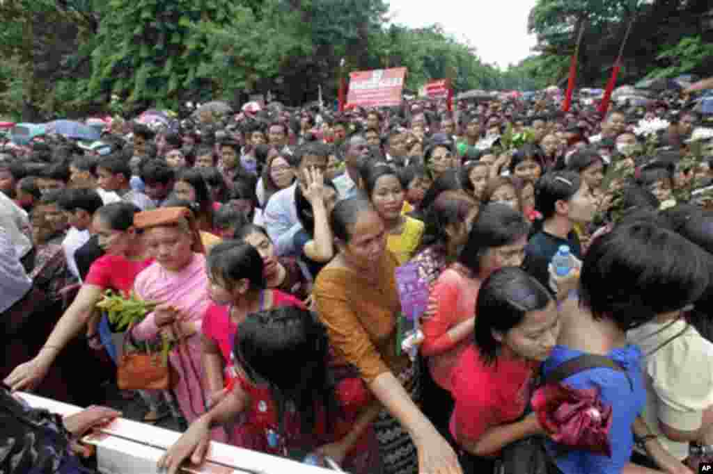 (၆၇) ကြိမ်မြောက် အာဇာနည်နေ့ အခမ်းအနားသို့ တက်ရောက်လာကြတဲ့ ပြည်သူပြည်သားများ ဗိုလ်ချုပ်အောင်ဆန်း နဲ့ အာဇာနည်ခေါင်းဆောင်ကြီးများကို အလေးပြုဂါရဝပြုရန် စောင့်စားနေကြစဉ် (ဇူလိုင် ၁၉၊ ၂၀၁၄)။ 