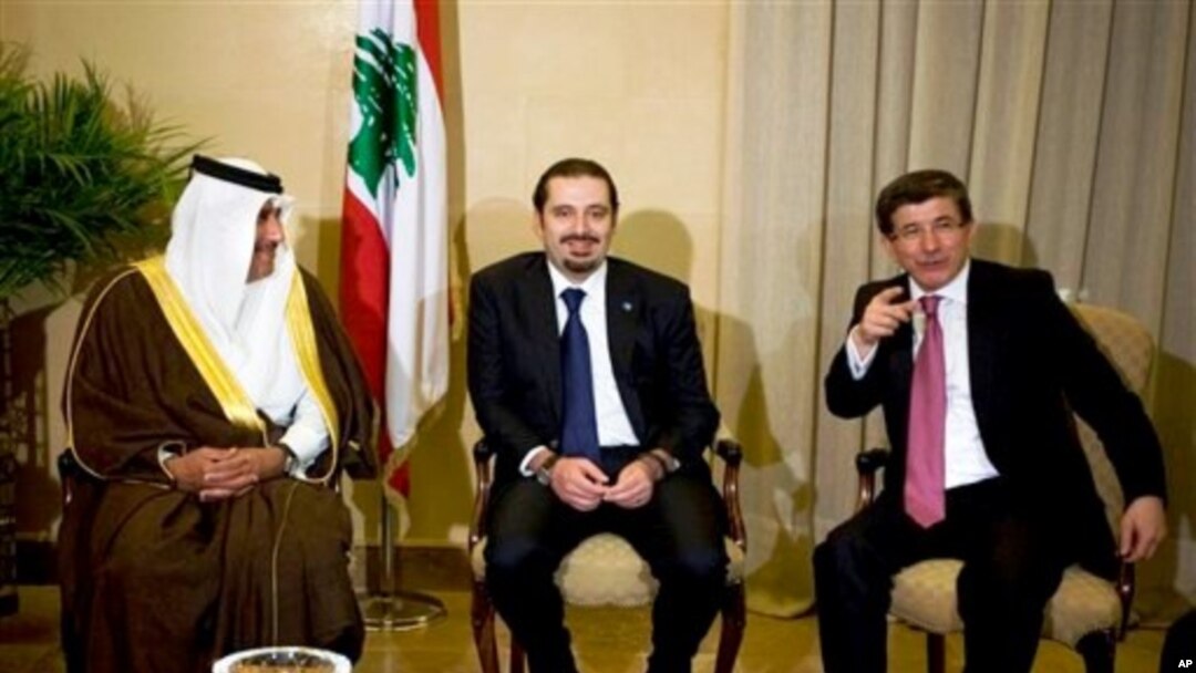 Lebanese caretaker Prime Minister Saad Hariri, center, meets in Beirut with Qatari Prime Minister Sheikh Hamad bin Jassim bin Jabr Al-Thani, (l), and Turkish Foreign Minister Ahmet Davutoglu (r), Jan 18 2011