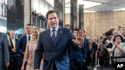 El secretario de Estado de EEUU, Marco Rubio, saluda a los funcionarios del Departamento de Estado, el martes 21 de enero de 2025, en Washington. 