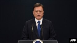 문재인 한국 대통령이 취임 3주년을 맞은 10일 청와대 춘추관에서 대국민 특별연설을 하고 있다.