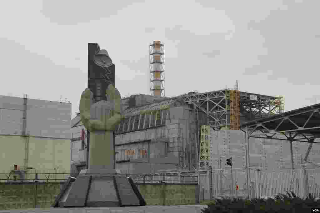 The original sarcophagus over the crippled Chernobyl plant has been cracking and leaking radiation, March 20, 2014. (S. Herman/VOA)