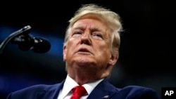 រូបឯកសារ៖ ប្រធានាធិបតីលោក Donald Trump ថ្លែងនៅអំឡុងពេលយុទ្ធនាការឃោសនាមួយនៅក្រុង Minneapolis រដ្ឋ​ Minnesota កាលពីថ្ងៃទី១០ ខែតុលា ឆ្នាំ២០១៩។ 
