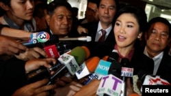 Mantan Perdana Menteri Thailand Yingluck Shinawatra berbicara pada wartawan di gedung Parlemen di Bangkok (9/5). (Reuters/Chaiwat Subprasom)