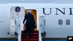 Menlu AS John Kerry memasuki pesawat di Basis Angkatan Udara Andrews di Maryland sebelum terbang ke London untuk memulai kunjungan luar negeri pertamanya. (AP/Jacquelyn Martin)