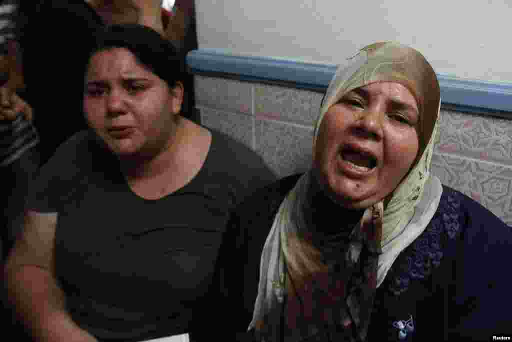 Assassinated Tunisian opposition politician Mohamed Brahmi's wife, Imbarka (R), and daughter, Balkis, mourn his death in Tunis, July 25, 2013. 