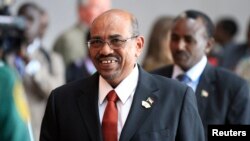Demonstran menyerukan pembubaran pemerintahan Presiden Omar al-Bashir dalam protes hari Rabu 12/3 (foto: dok). 