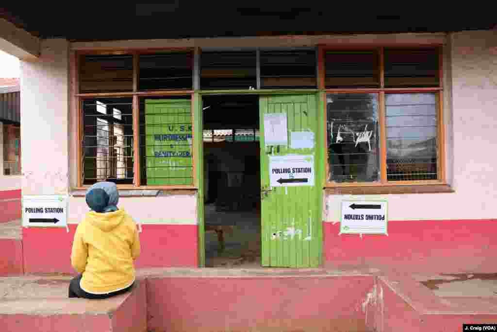 An election worker sits outside mostly-empty polling station in Nairobi’s Mathare slum, Oct. 26, 2017.