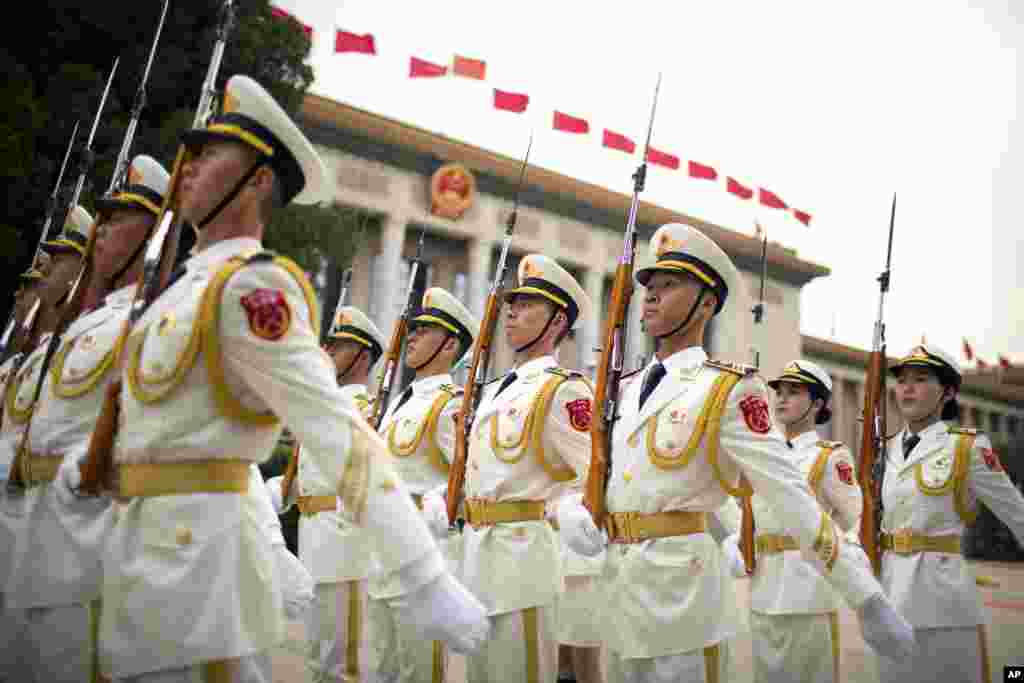 中国仪仗队列队,准备欢迎出席“一带一路”国际合作高峰论坛的乌兹别克斯坦总统米尔济约耶夫(2017年5月12日)
